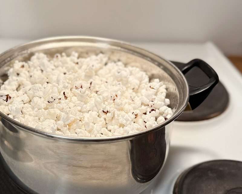 Popcorn i kastrull på klassisk spis