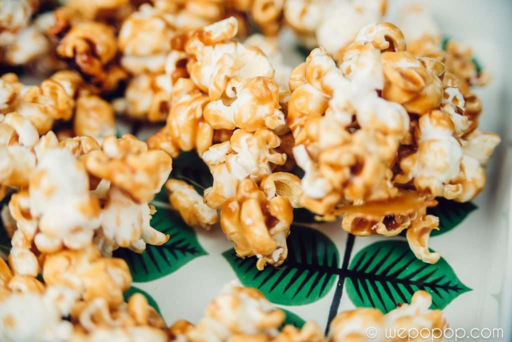 Karamellpopcorn på ett fat