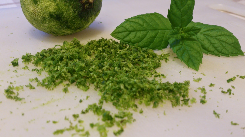 Limezest färsk mynta och en lime till Mojitopopcorn