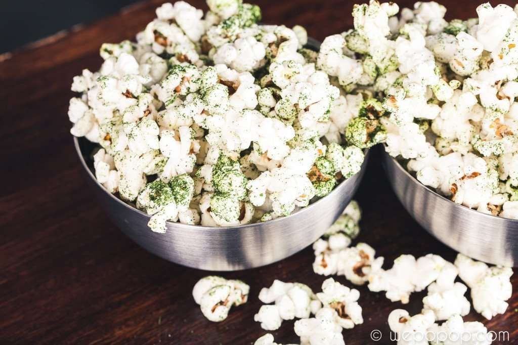 Två skålar på ett bord fyllda med nässelpopcorn