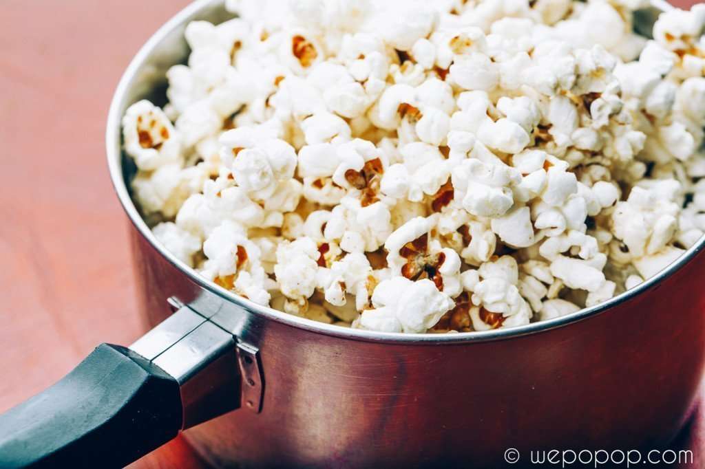 En kastrull fylld med citron- och ingefärspopcorn