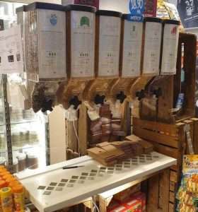 Popcornkärnor i dispenser på Butik Sega Gubben