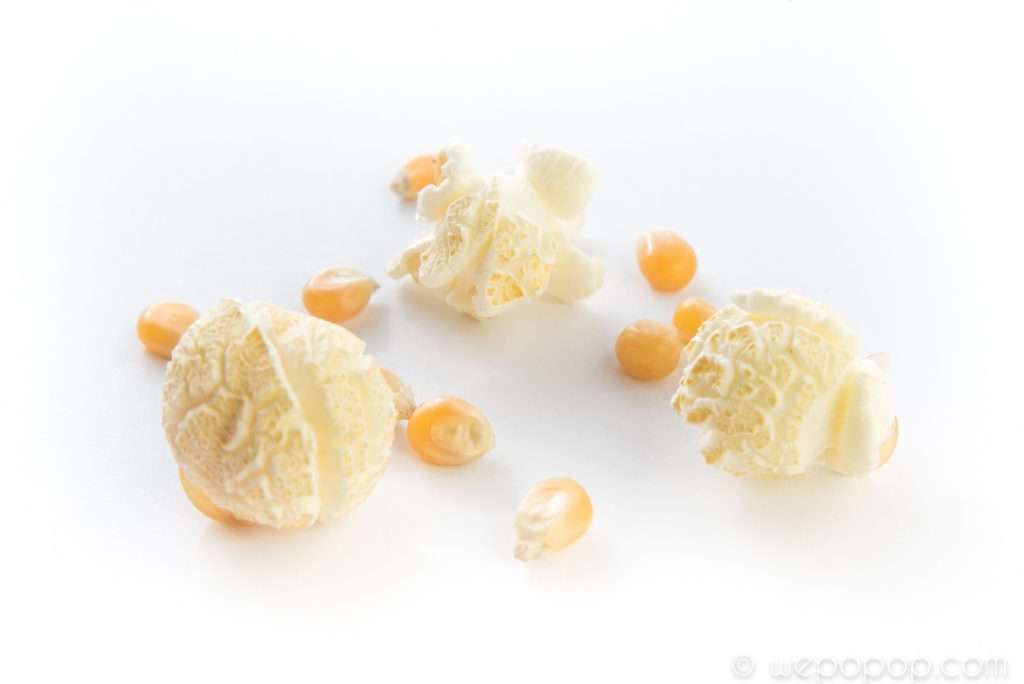Popcornet Babe, poppade popcorn och kärnor