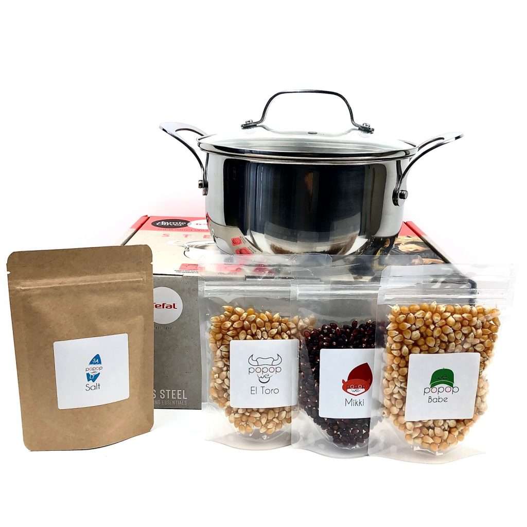 Innehållet i paketet Börja poppa i kastrull med tre olika popcorn, popcornsalt och en kastrull