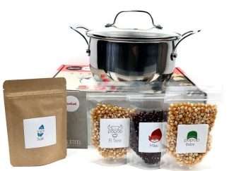 Innehållet i paketet Börja poppa i kastrull med tre olika popcorn, popcornsalt och en kastrull