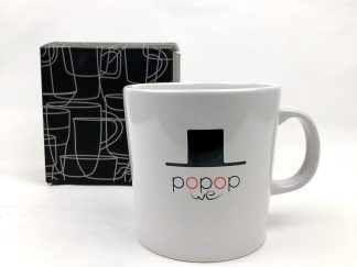 Wepopop:s mugg med loggan framför muggens kartong