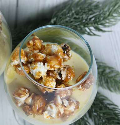 Kardemummapannacotta med knäckiga pepparkakspopcorn