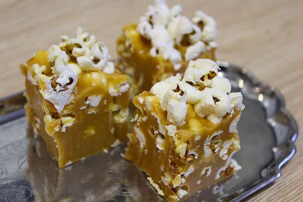 Tre bitar vaniljfudge med popcorn