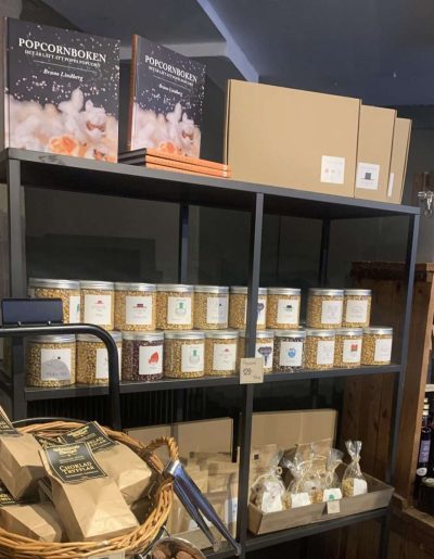 En hylla med popcornkärnor från WePoPoP och Popcornboken på butiken LOKAL