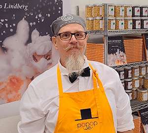 En man med ett förkläde där det står WePoPoP
