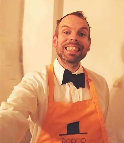 En leende popcorn person