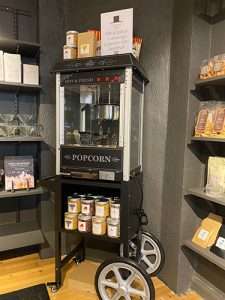 En popcornmaskin med popcornkärnor på CasaMia