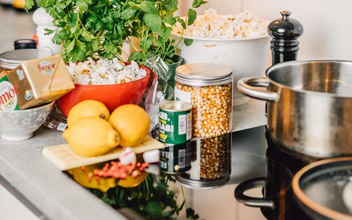 Förberedelse för att poppa popcorn på spis
