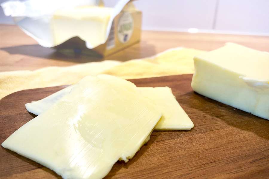 Skivat smör på skärbräda