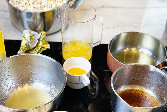 Olika smörsorter smälts i kastruller för smaktest