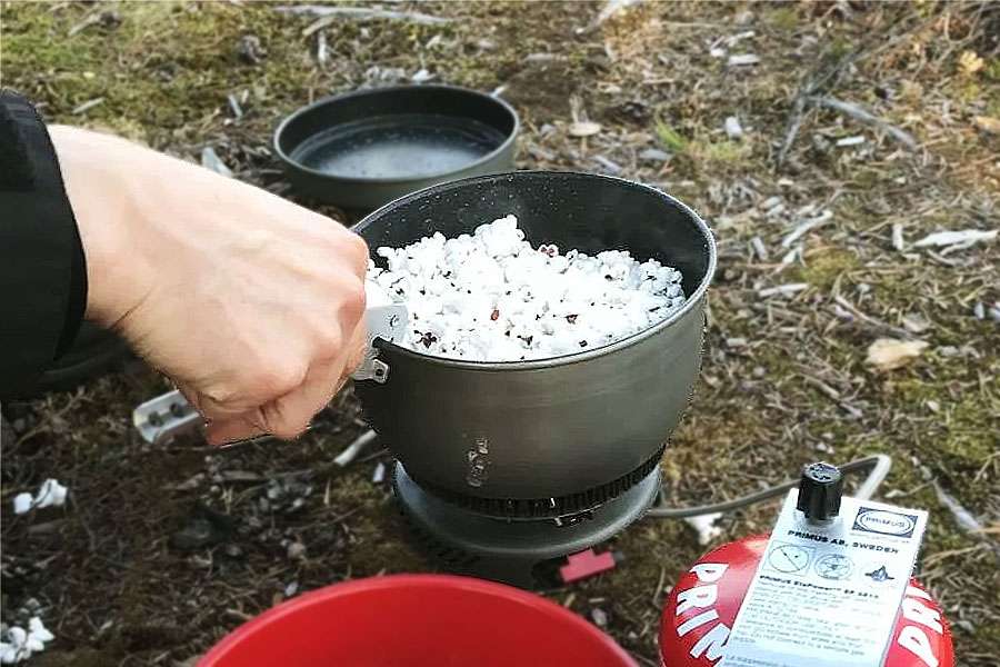 Popcorn poppas utomhus på stormkök