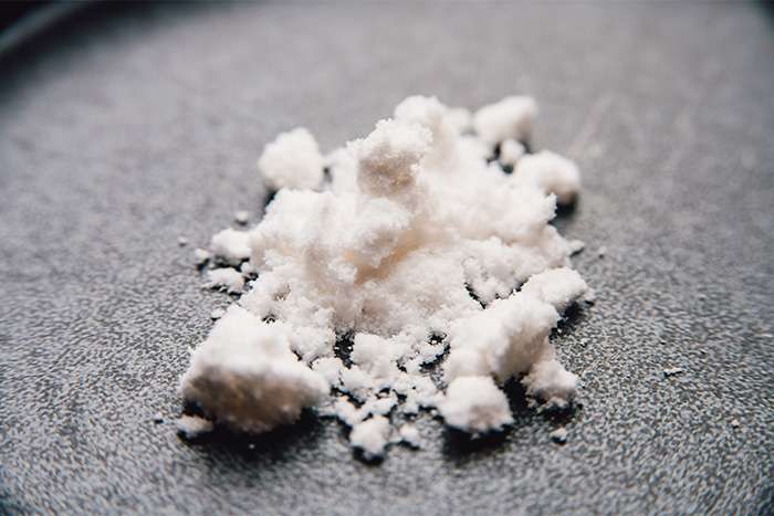 Finmalet popcornsalt på mörkt fat