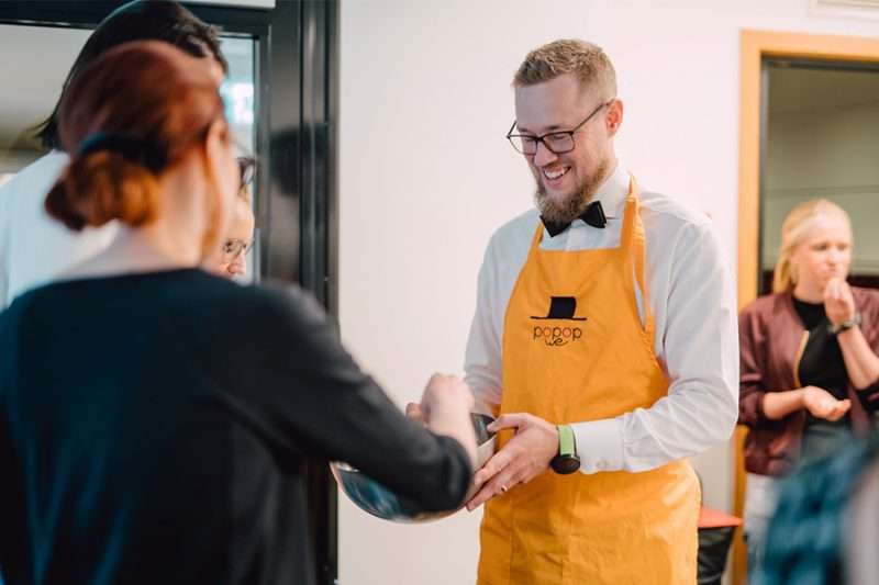 Bruno från WePoPoP i gult förkläde hälsar på besökare