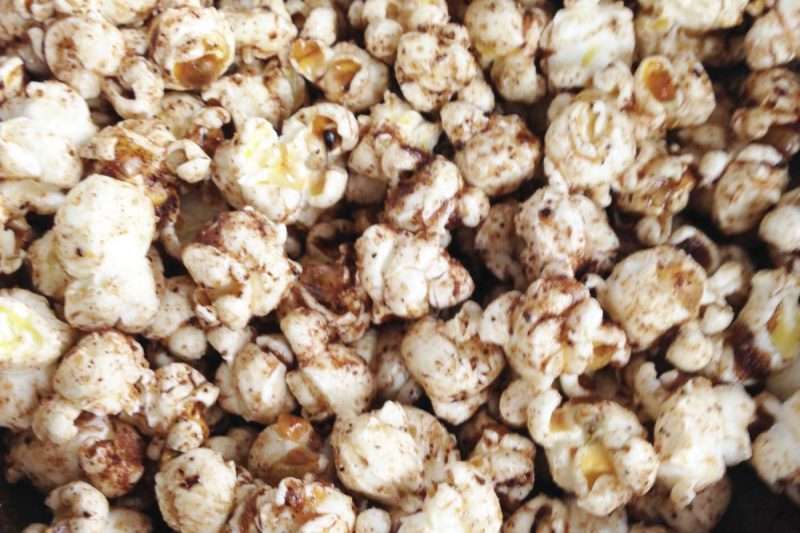 Närbild på kanelbullepopcorn