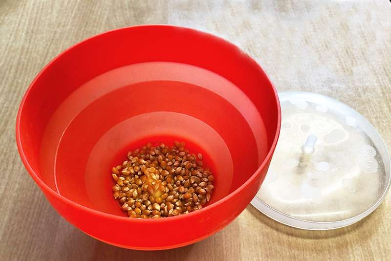 Micropopcornskål i silikon med popcornkärnor redo för mikron