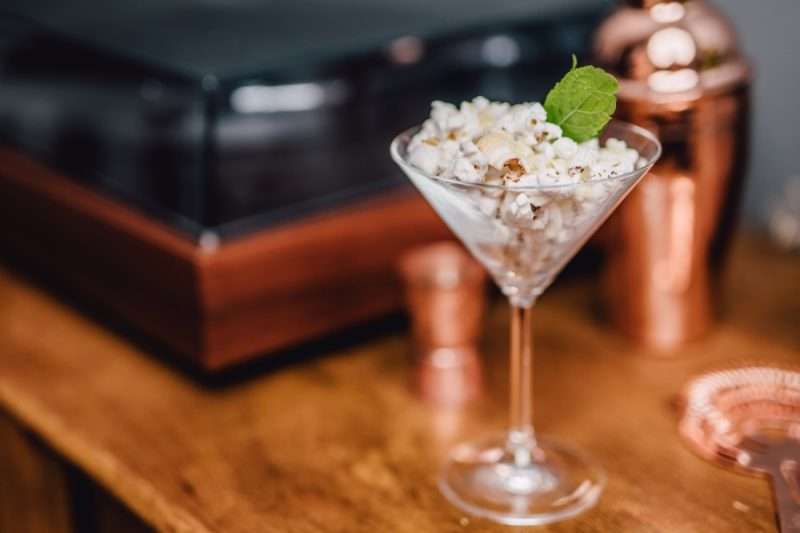 Mojitopopcorn serverade i cocktailglas med färsk mynta