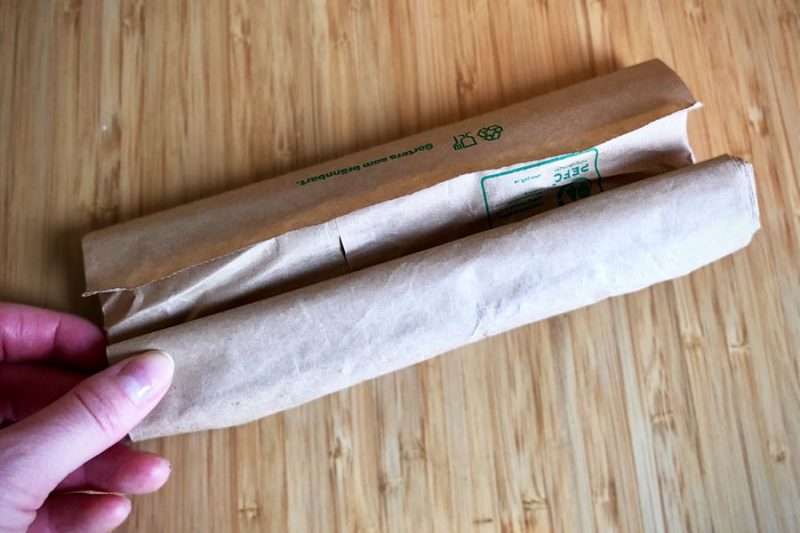Papperspåse viks ihop för popcorn i mikron