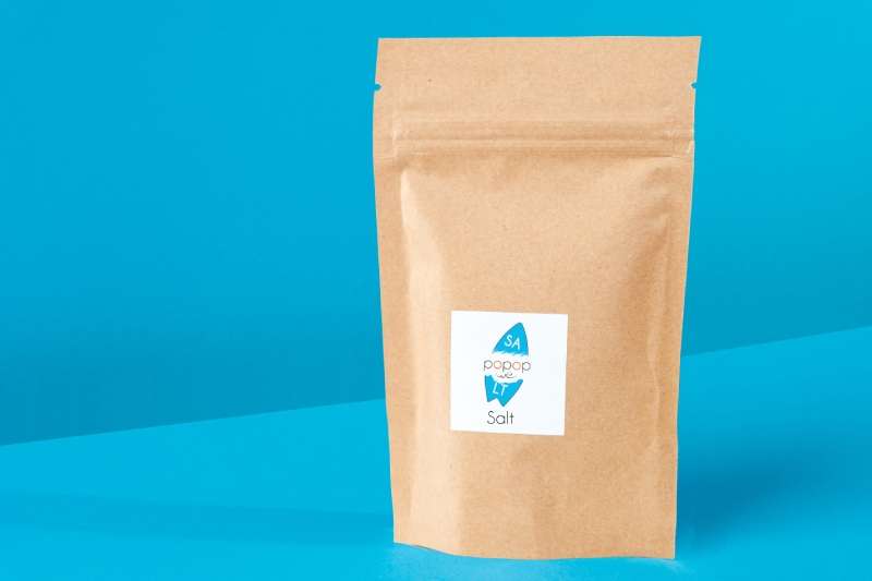 Finmalet popcornsalt på mörkt fat