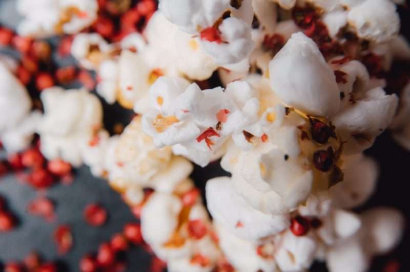 Popcorn smaksatta med rosépeppar, närbild