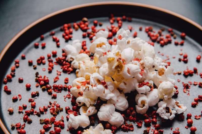 Popcorn med rosépeppar serverade på fat