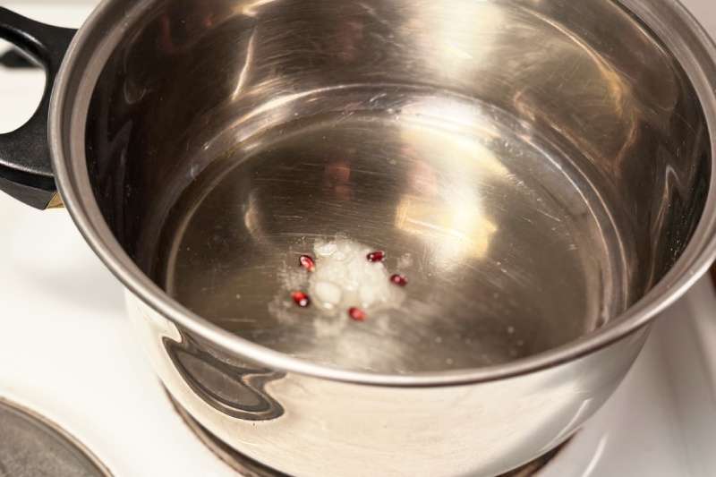 Salt löses upp i kastrull med vatten