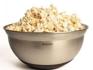 Skål i rostfritt stål med popcorn