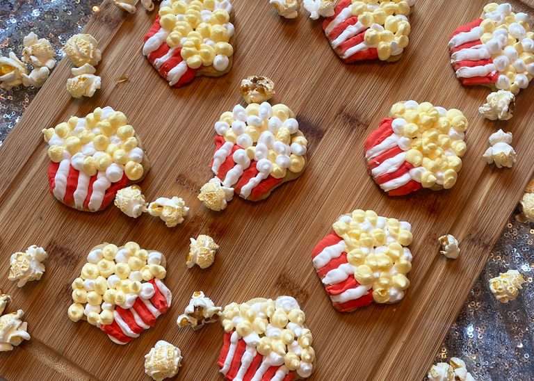 Popcornkakor dekorerade som popcornbägare på skärbräda